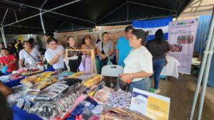 Emprendedoras de Guararí en la feria de la Remupi